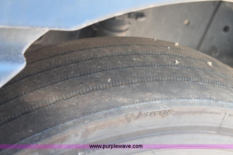 image for item J1438 2006 Freightliner Columbia semi truck