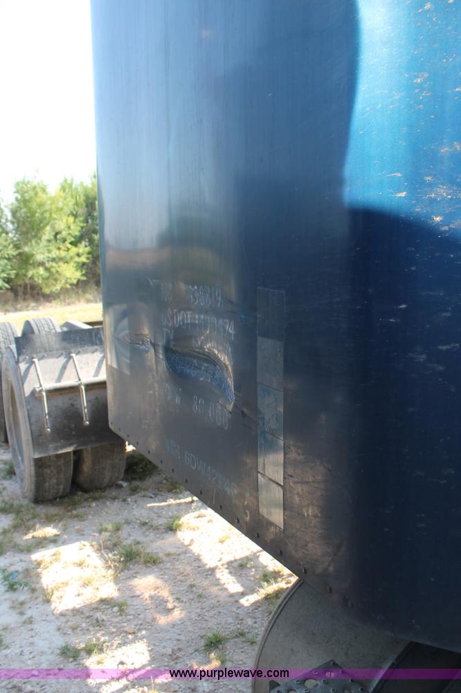 image for item J1438 2006 Freightliner Columbia semi truck