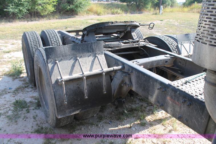 image for item J1438 2006 Freightliner Columbia semi truck