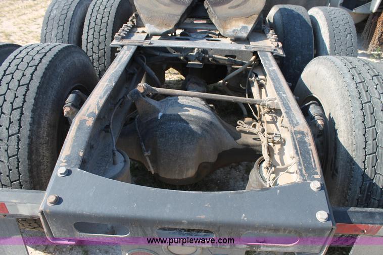 image for item J1438 2006 Freightliner Columbia semi truck