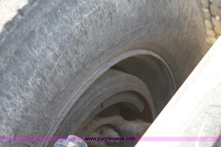 image for item J1438 2006 Freightliner Columbia semi truck