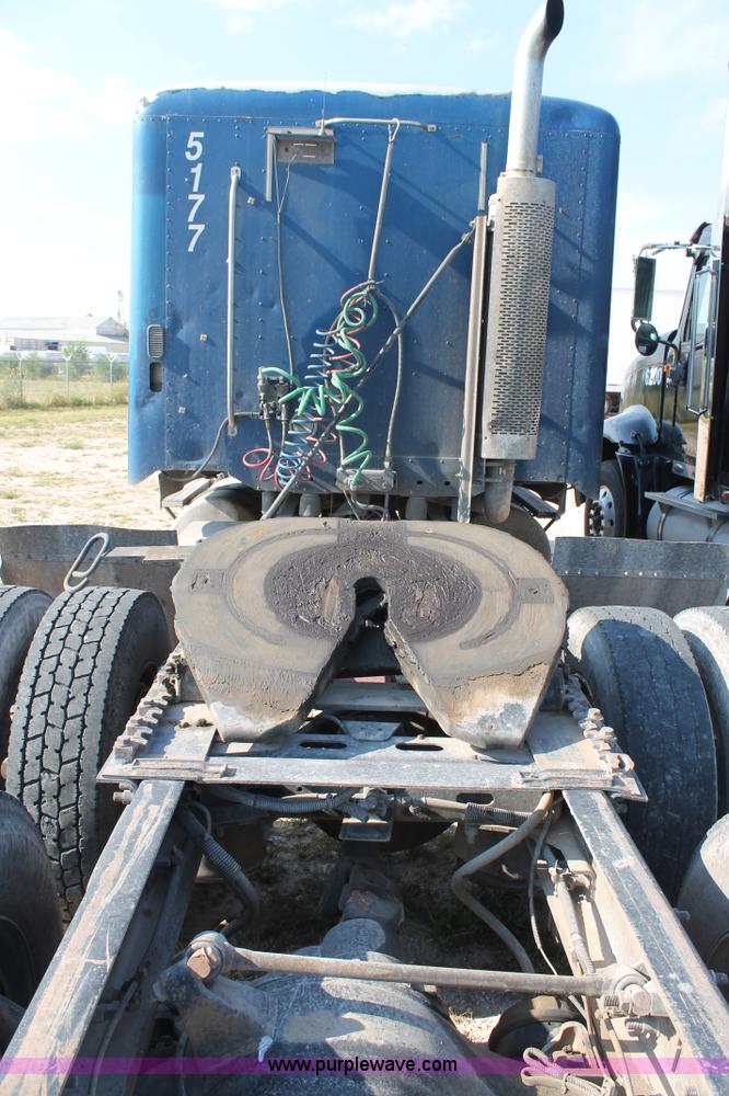 image for item J1438 2006 Freightliner Columbia semi truck