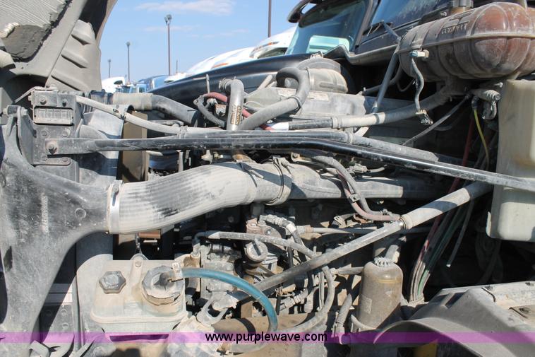 image for item J1438 2006 Freightliner Columbia semi truck