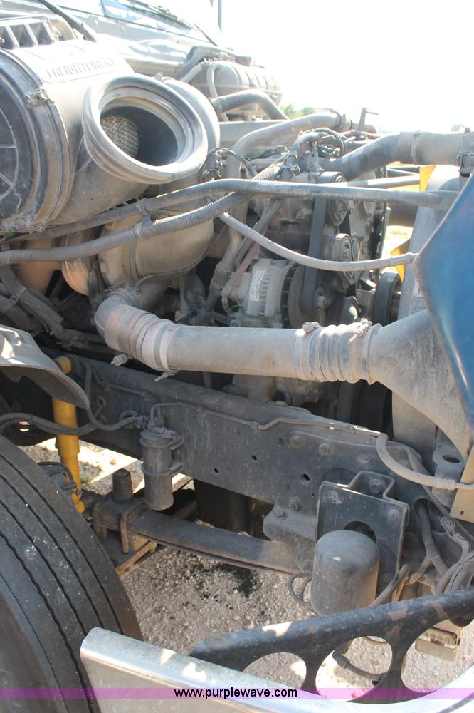 image for item J1438 2006 Freightliner Columbia semi truck