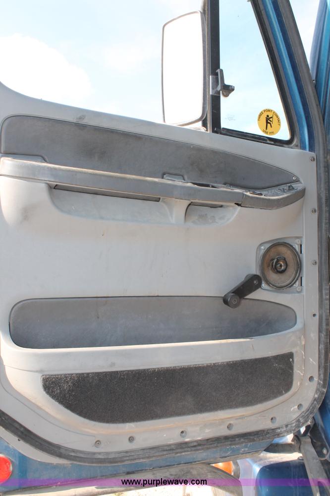 image for item J1438 2006 Freightliner Columbia semi truck