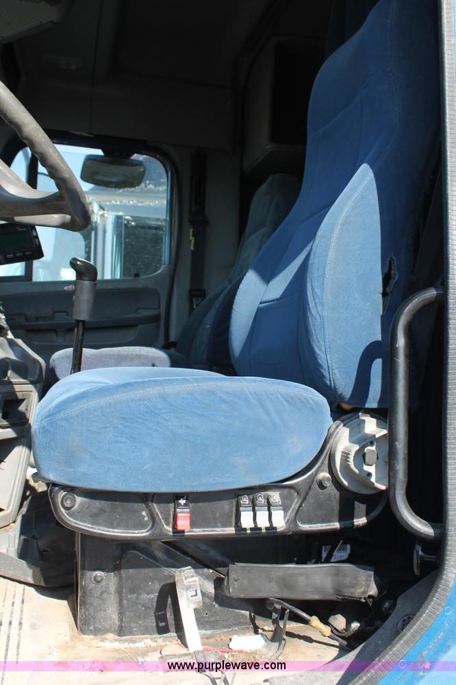 image for item J1438 2006 Freightliner Columbia semi truck