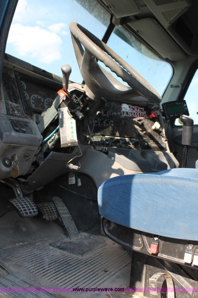 image for item J1438 2006 Freightliner Columbia semi truck