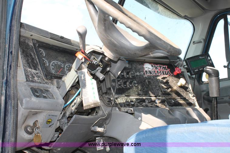 image for item J1438 2006 Freightliner Columbia semi truck