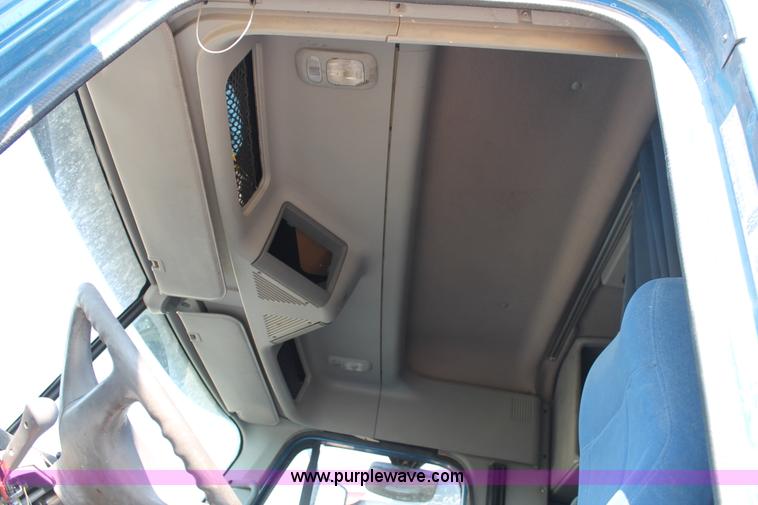 image for item J1438 2006 Freightliner Columbia semi truck