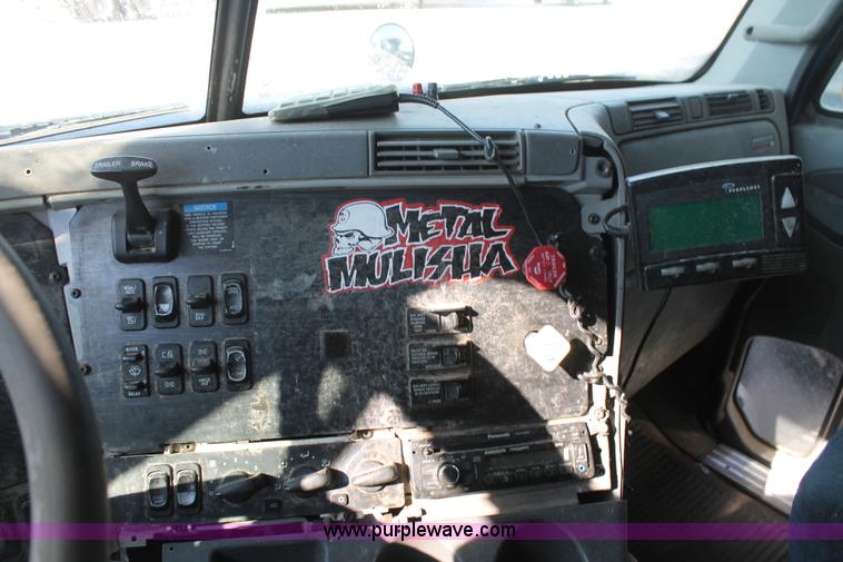 image for item J1438 2006 Freightliner Columbia semi truck