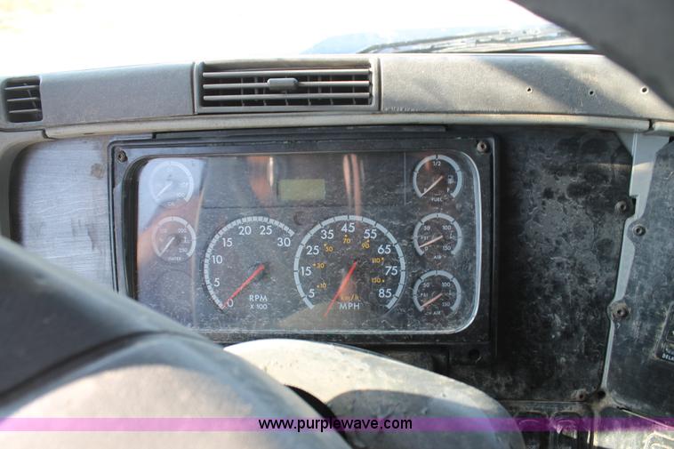 image for item J1438 2006 Freightliner Columbia semi truck