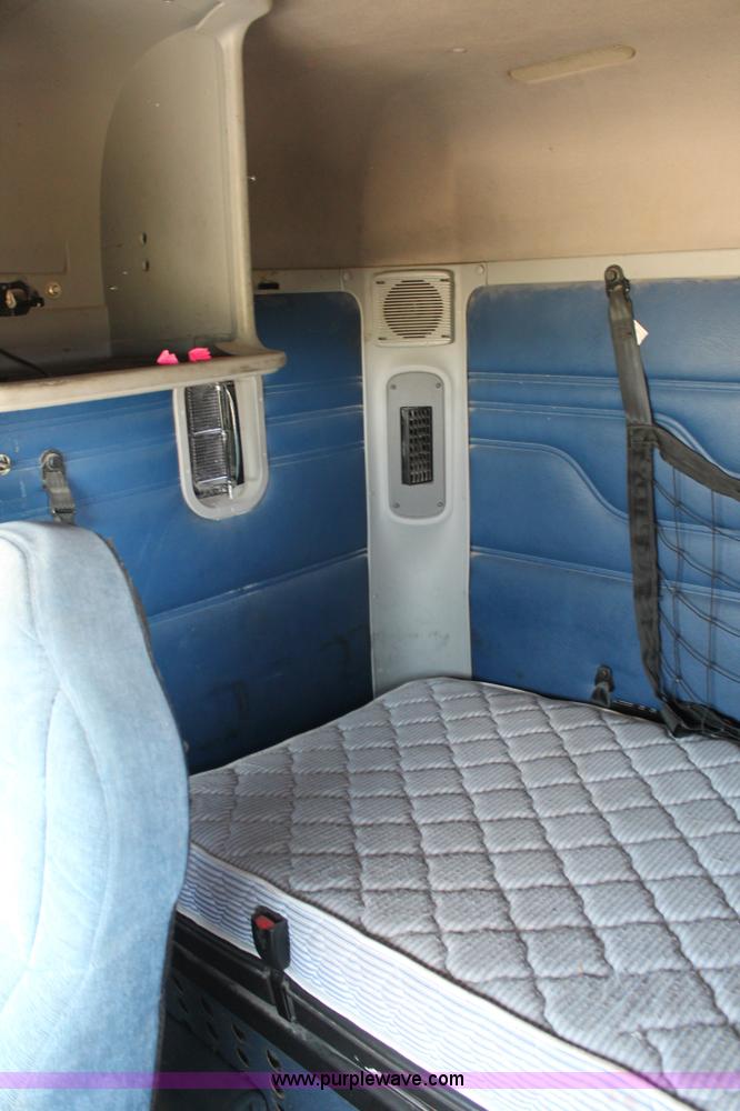 image for item J1438 2006 Freightliner Columbia semi truck