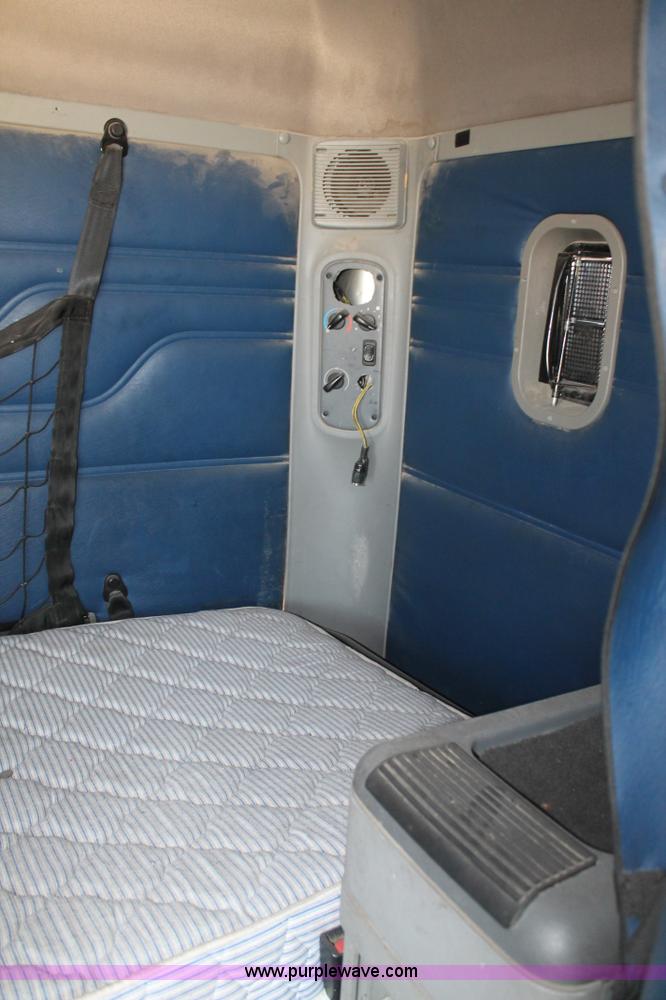 image for item J1438 2006 Freightliner Columbia semi truck