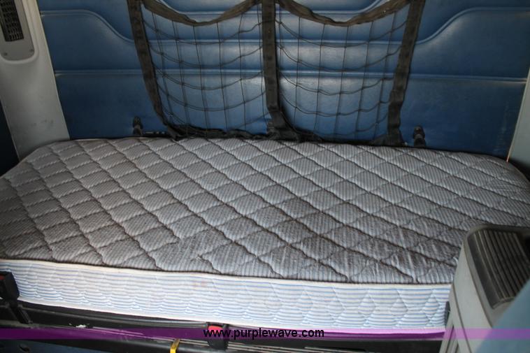 image for item J1438 2006 Freightliner Columbia semi truck