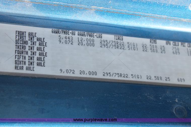 image for item J1438 2006 Freightliner Columbia semi truck