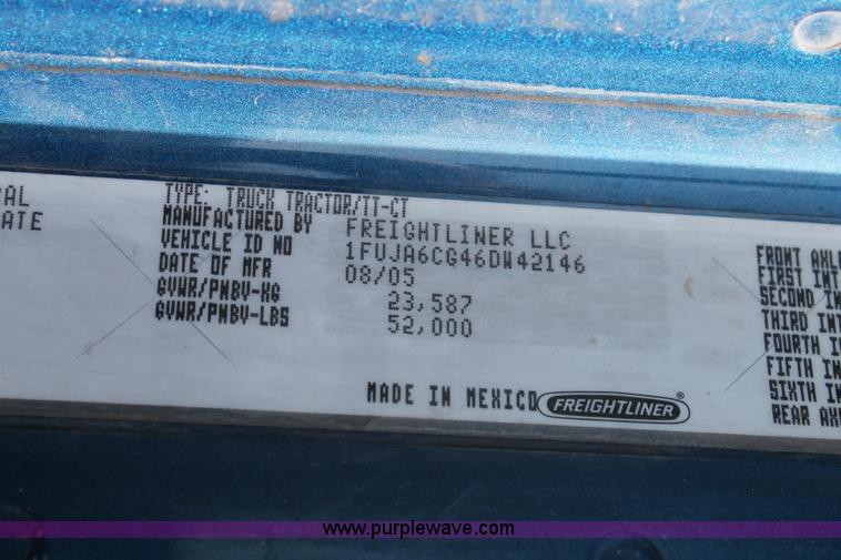 image for item J1438 2006 Freightliner Columbia semi truck