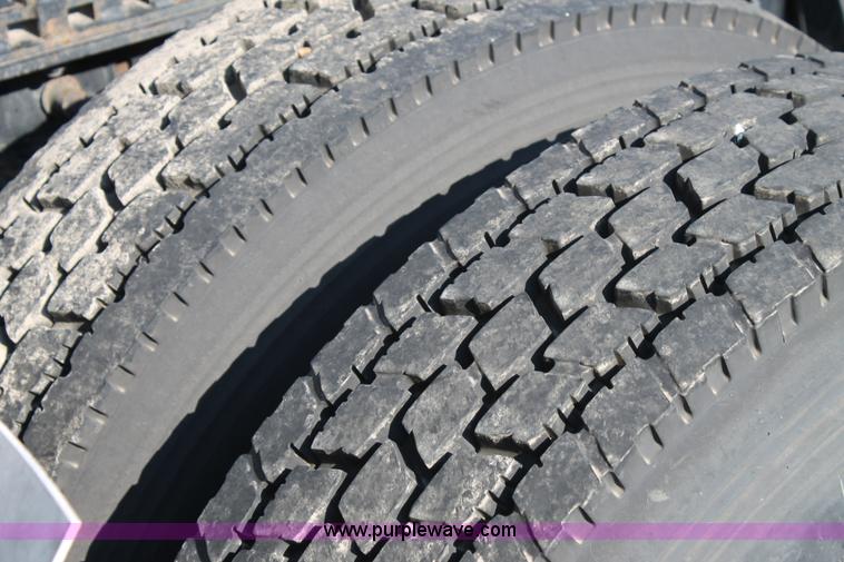 image for item J1439 2007 International 9400i semi truck