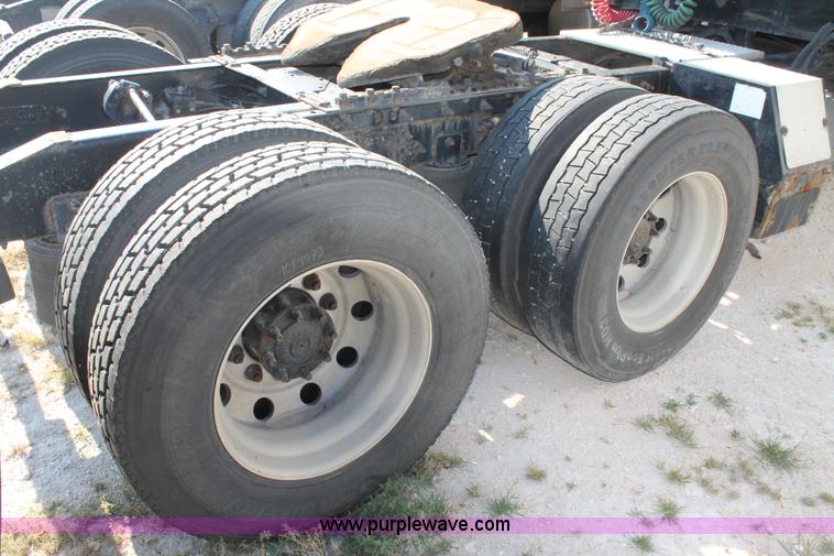 image for item J1439 2007 International 9400i semi truck