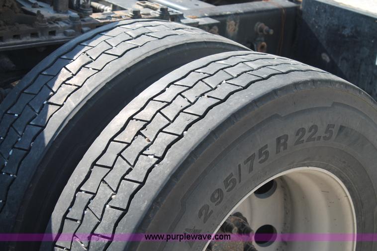 image for item J1439 2007 International 9400i semi truck