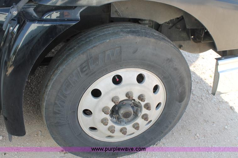 image for item J1439 2007 International 9400i semi truck