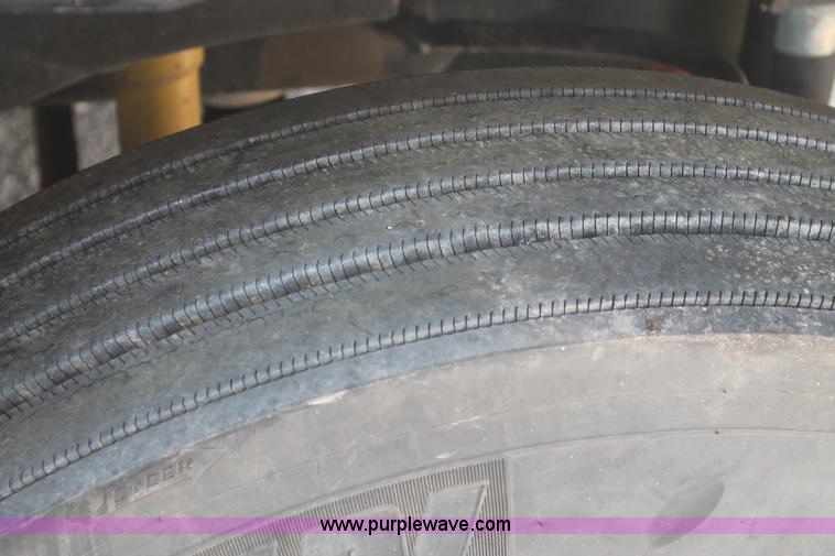 image for item J1439 2007 International 9400i semi truck