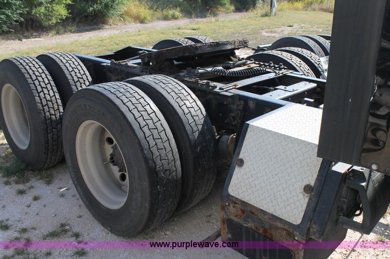 image for item J1439 2007 International 9400i semi truck