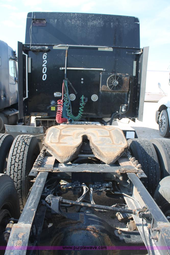 image for item J1439 2007 International 9400i semi truck