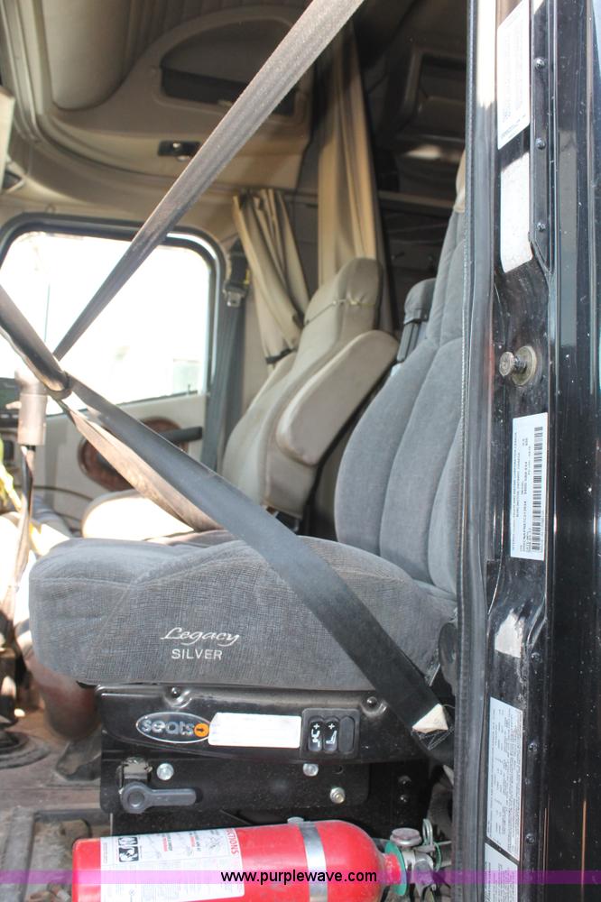 image for item J1439 2007 International 9400i semi truck