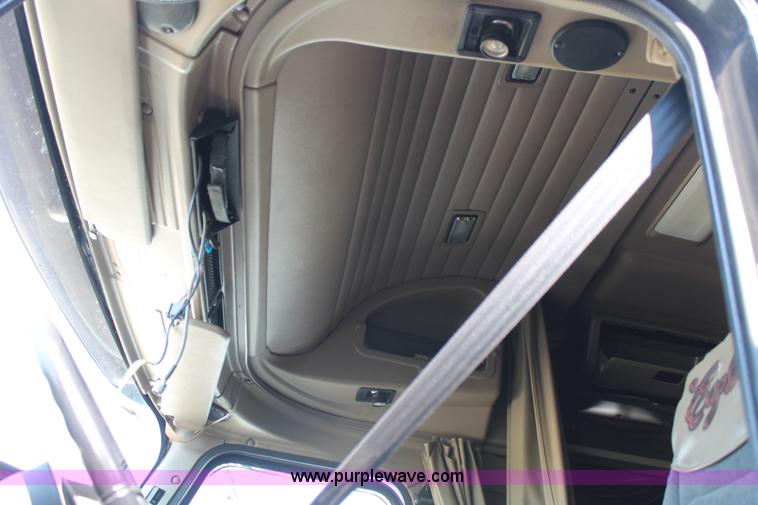 image for item J1439 2007 International 9400i semi truck