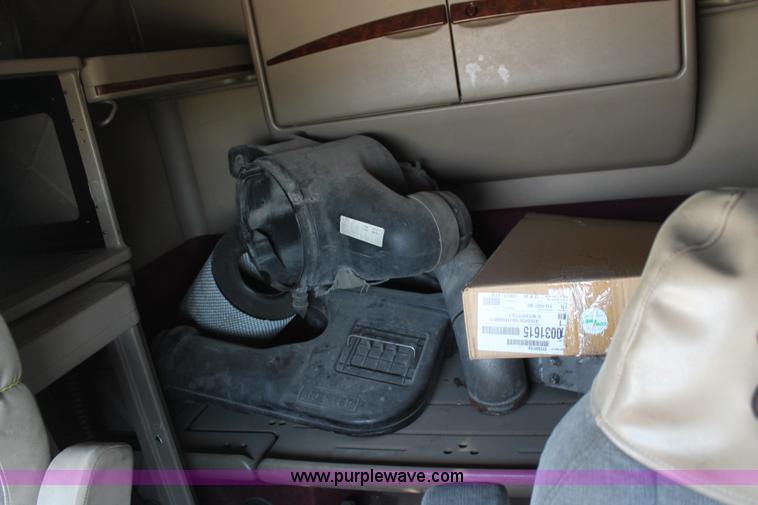 image for item J1439 2007 International 9400i semi truck