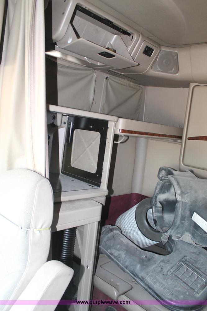 image for item J1439 2007 International 9400i semi truck