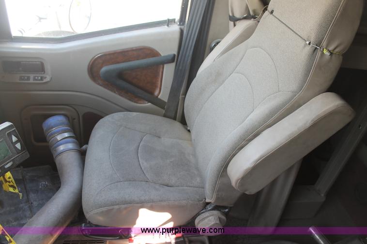 image for item J1439 2007 International 9400i semi truck