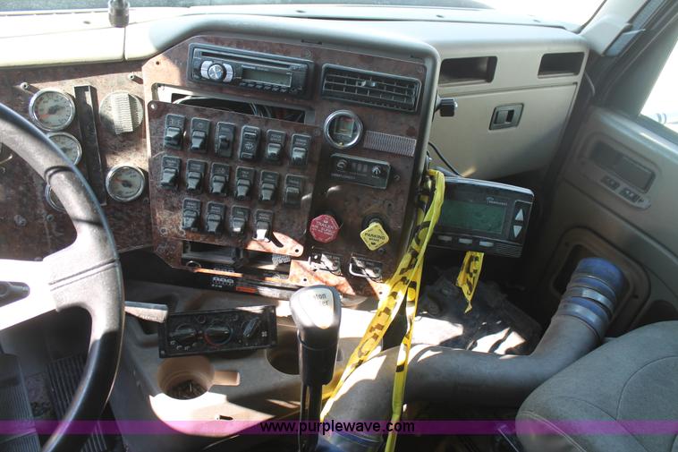 image for item J1439 2007 International 9400i semi truck