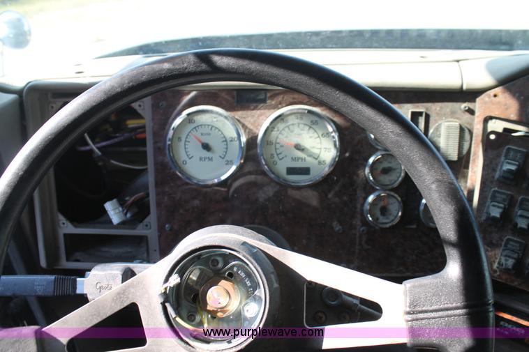 image for item J1439 2007 International 9400i semi truck