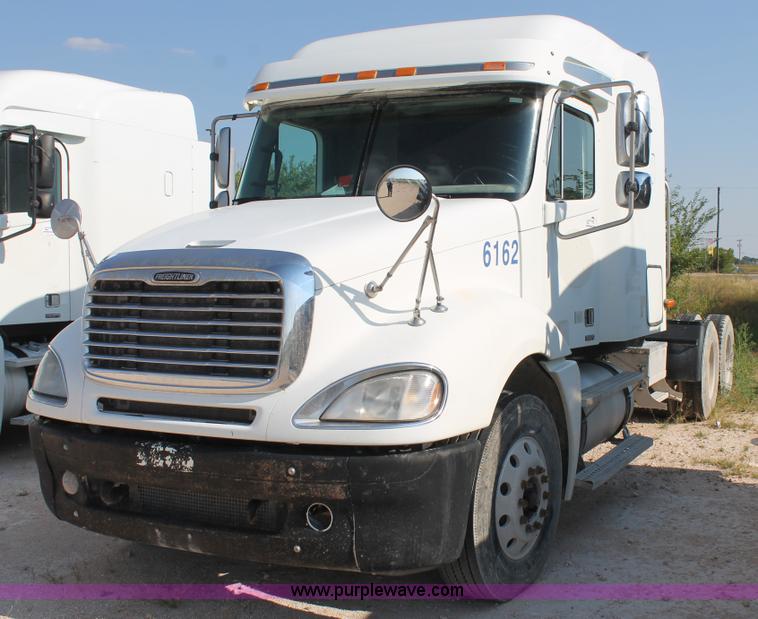 image for item J1440 2004 Freightliner Columbia semi truck