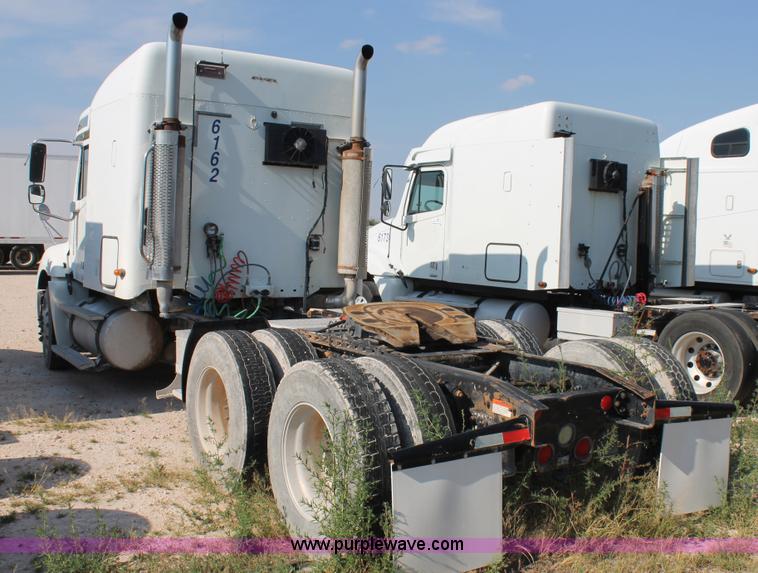 image for item J1440 2004 Freightliner Columbia semi truck