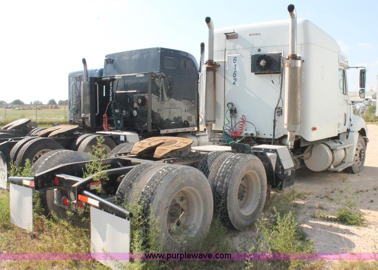 image for item J1440 2004 Freightliner Columbia semi truck