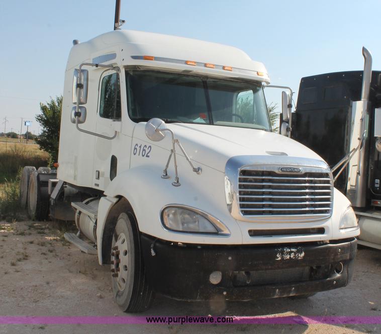 image for item J1440 2004 Freightliner Columbia semi truck