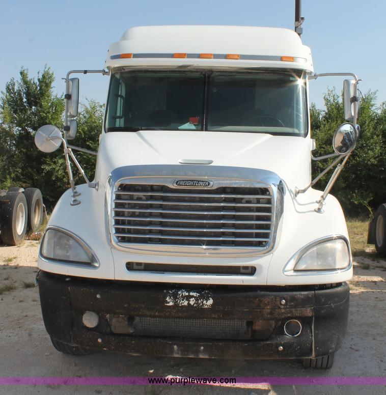 image for item J1440 2004 Freightliner Columbia semi truck
