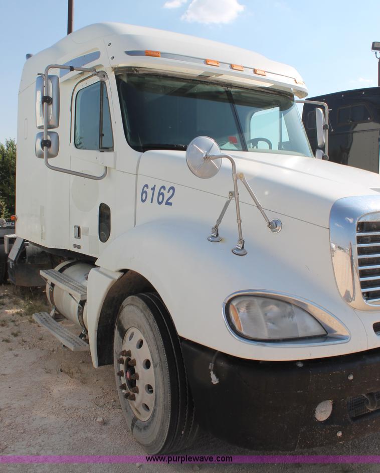 image for item J1440 2004 Freightliner Columbia semi truck