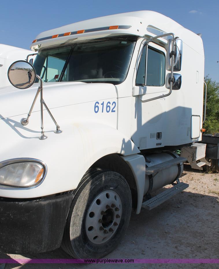 image for item J1440 2004 Freightliner Columbia semi truck