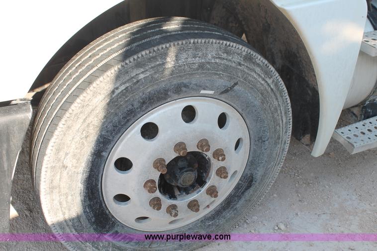 image for item J1440 2004 Freightliner Columbia semi truck