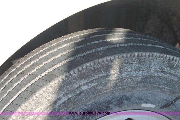 image for item J1440 2004 Freightliner Columbia semi truck