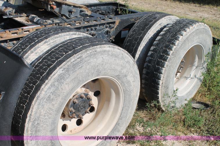 image for item J1440 2004 Freightliner Columbia semi truck