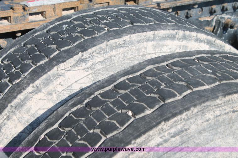 image for item J1440 2004 Freightliner Columbia semi truck