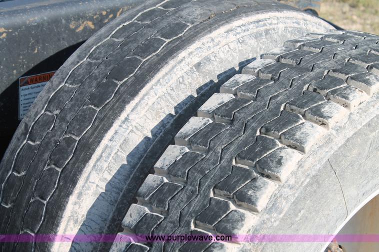 image for item J1440 2004 Freightliner Columbia semi truck