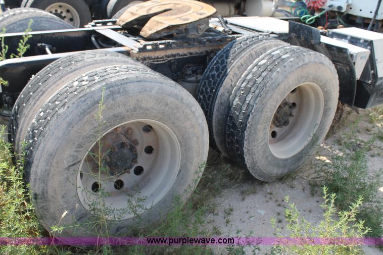 image for item J1440 2004 Freightliner Columbia semi truck