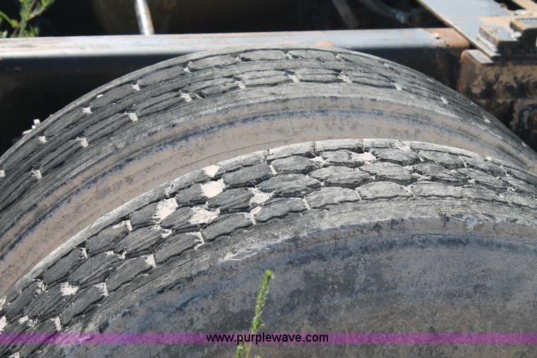 image for item J1440 2004 Freightliner Columbia semi truck