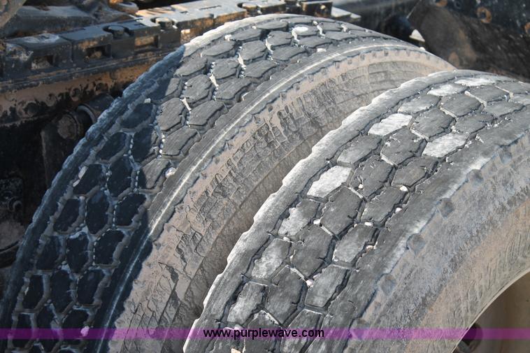 image for item J1440 2004 Freightliner Columbia semi truck