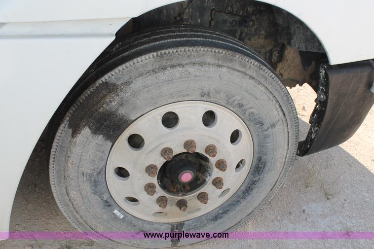 image for item J1440 2004 Freightliner Columbia semi truck